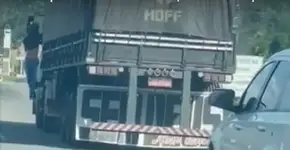 Motociclista atropelado por caminhão relata socos e ameaças de caminhoneiro