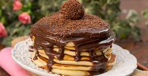 Receita de panqueca americana com calda quente de brigadeiro