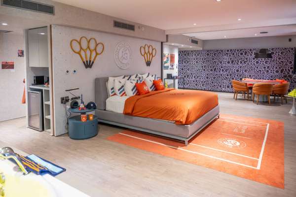 Suíte temática no Pullman São Paulo Ibirapuera é ampla