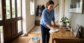 A simpatia com pano branco que pode ajudar a renovar a energia da casa antes de receber visitas