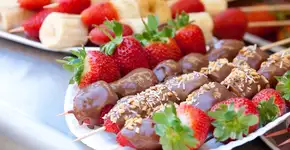 Faça espetinhos de frutas, uma sobremesa fácil que parece gourmet