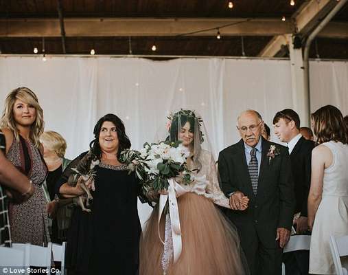 Ao caminhar ma entrada da igreja