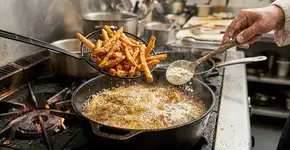 Adicione ao óleo pouco antes de fritar. As batatas fritas ficarão douradas, crocantes e muito melhores do que as de restaurante