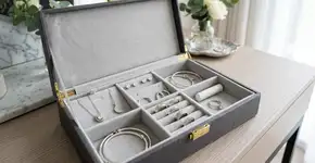 Para que serve colocar um pedaço de giz no porta-joias e como colocar da forma correta