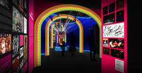 Foto: (Os visitantes farão imersão em meio aos cenários, figurinos, adereços, fotos raras, vídeos e canções de produções da Broadway)