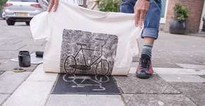 Artistas fazem estampas a partir de tampas de bueiro