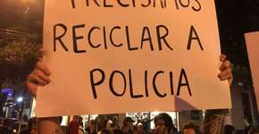 Com velas e cartazes, ato pede justiça a carroceiro morto por PM