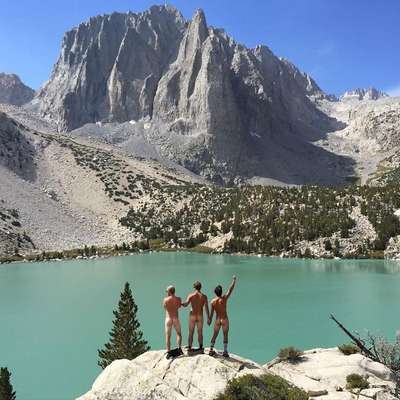 Os homens aparentam estar imitando algumas poses de mulheres nas fotografias (Imagem: Reprodução/BoredPanda)