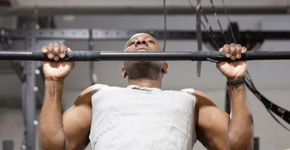 Quantas barras fixas um homem em forma deve alcançar e como aumentar as repetições