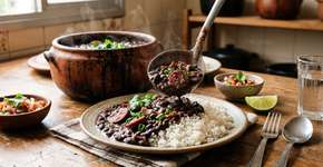 Não é cebola nem colorau: o segredo para deixar o feijão mais encorpado e saboroso