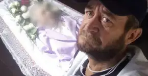 Internet comove-se com foto de velório com presença só do filho