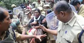 Mulheres visitam templo que por crença era banido a elas na Índia