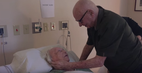 Homem de 92 anos canta para a esposa em estado terminal; veja vídeo