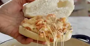 Lanche de queijo puxa-puxa no pão francês quentinho