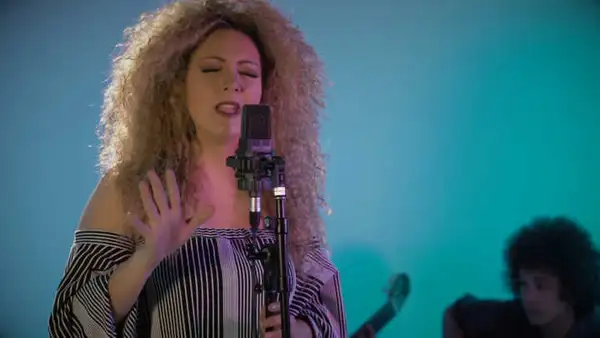 A cantora foi acompanhada pela banda Amanticidas