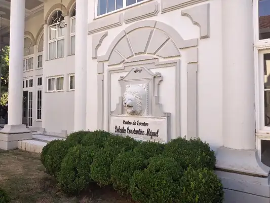 Detalhes do prédio, em estilo grego, do Spa Jurema