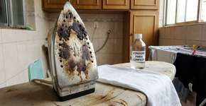 Uma maneira inteligente de limpar o ferro de passar roupa dos resíduos de tecido queimado