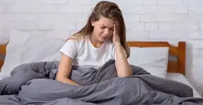 Jeito que você dorme pode elevar chances de desenvolver Alzheimer