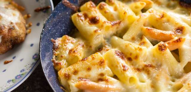 Faça um macarrão delicioso, fácil e sem sujar panelas para o almoço