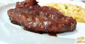 Filé mignon ao molho de vinho