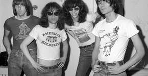 Assista a um vídeo de 3 minutos sobre o Ramones antes de usar a camiseta da banda