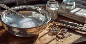 Bicarbonato e alumínio fazem sua prata brilhar em minutos sem esforço