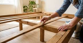 Cama rangendo? O truque da vela de parafina que elimina o barulho do estrado em 10 segundos