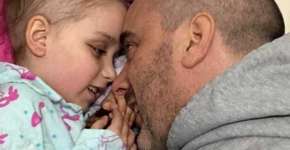 Pai fotografa último fio dos cílios de filha que enfrenta câncer