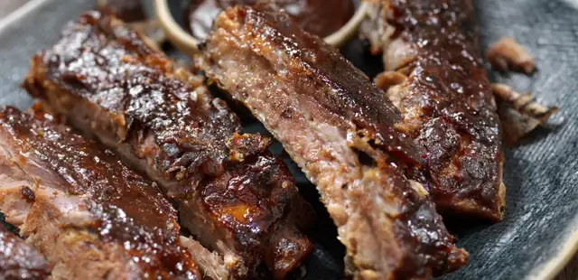 Costela com molho barbecue digna de restaurante