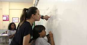 Professora se torna exemplo ao dar aula enxergando apenas 2%