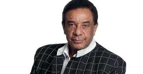 Agnaldo Timóteo vende CDs em praça pública