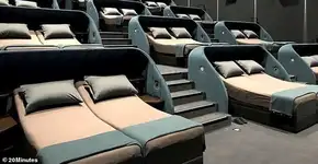 Cidade na Suíça lança sala de cinema só com camas de casal
