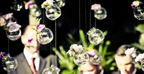 Aprenda a remover tinta permanente de uma garrafa de vidro