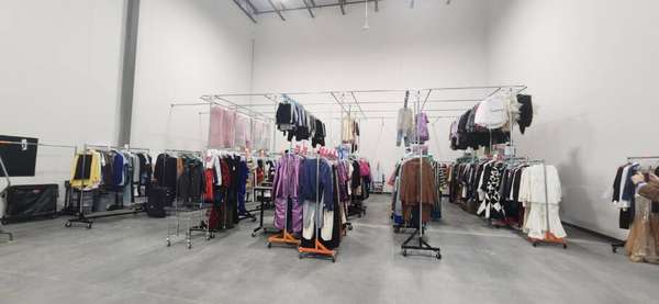 Figurinos após passarem pelo processo de lavagem