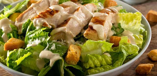 Faça a melhor salada caeser da vida para se refrescar do calor