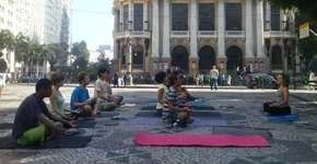 Yoga revolucionária no Ocupa Câmara Rio
