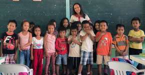 Casal brasileiro viaja pelo mundo buscando histórias de professores