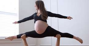 Casal faz posturas desafiadoras de ioga durante a gravidez