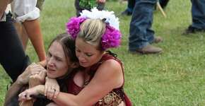 Mulher domina ladrão durante festival de música com um mata-leão