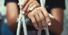 Idoso de 74 anos cai do 8º andar de prédio em Santos e sobrevive