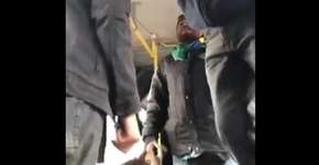 Bolsonaristas jogam pedras em ônibus escolar e agridem estudante