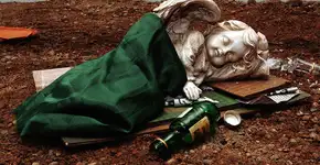 Só a arte salva: italiano questiona aspectos da vida moderna com intervenções urbanas