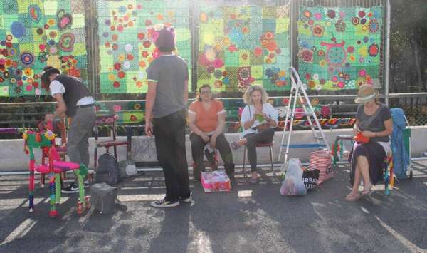 Craques em tricô e crochê se misturam a iniciantes: o que interessa é o ativismo