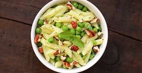 Penne ao molho de iogurte com ervilhas e nozes