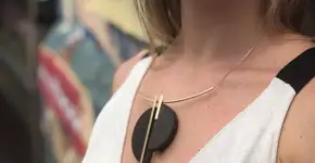 Designer transforma borra de café em joias e objetos para a casa