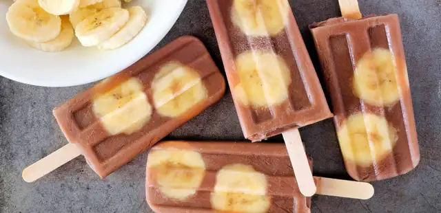 Aprenda a fazer um picolé de banana e chocolate sem açúcar