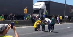 Bolsonaristas usam crianças como escudo humano em bloqueios. Isso é crime?