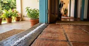 Derramar água com sal grosso na soleira da porta: para que serve e quando deve ser feito