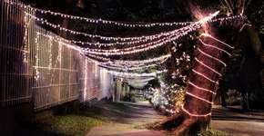 Projeto reaproveita luzes de Natal para iluminar ruas escuras