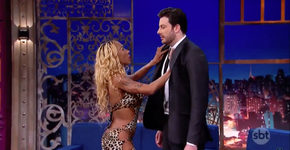 Danilo Gentili e Inês Brasil ficam nus em programa e web surta